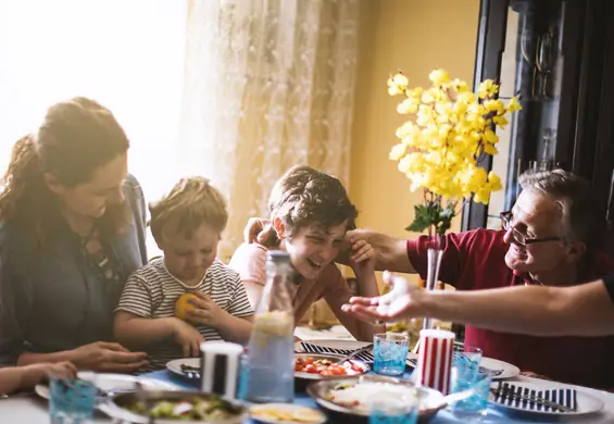 Dlaczego tak istotne są wspólne posiłki? Ekspertka wyjaśnia, dlaczego powinniśmy znaleźć czas na jedzenie z bliskimi