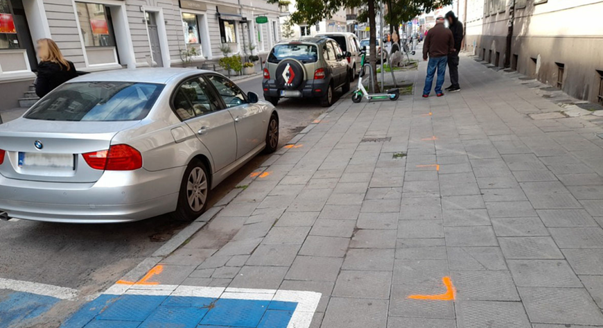 Prace na Kanałowej rozpoczęły się 3 października. Aby można było posadzić nowe rośliny, najpierw trzeba pozbyć się betonu. 