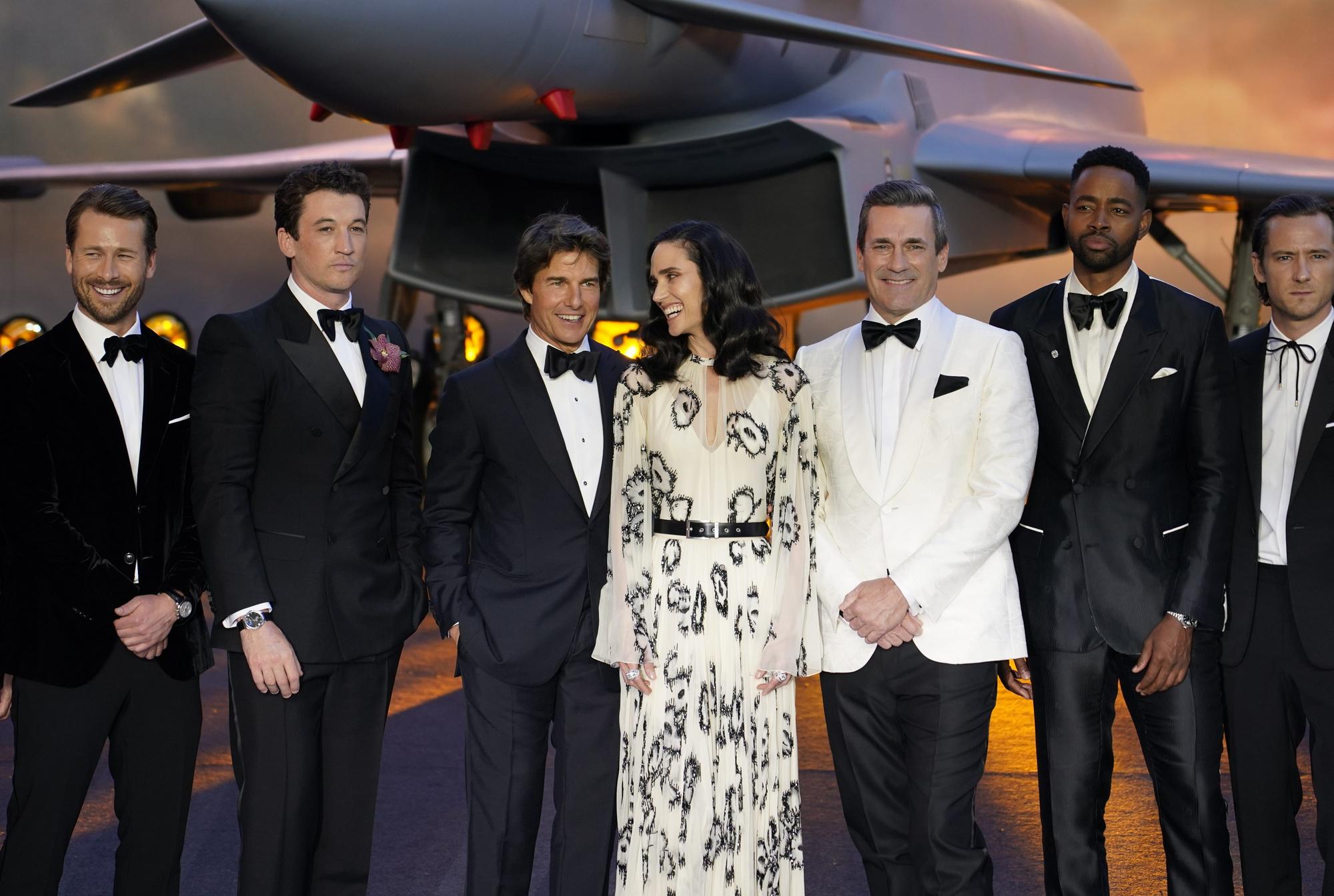 Glen Powell, Miles Teller, Tom Cruise, Jennifer Connelly, Jon Hamm, Jay Ellis a Lewis Pullman pred premiéro akčného filmu Top Gun: Maverick.