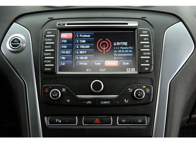 Jeżdżąc fordem mondeo mieliśmy dziwne wrażenie, że ujawnia się u nas rozdwojenie jaźni, a wszystko za sprawą mieszanych uczuć jakie wywoływał. Rozpływanie się nad jego zaletami w trasie przeplatało się z rozdrażnieniem jego nieporęcznością w zatłoczonym mieście