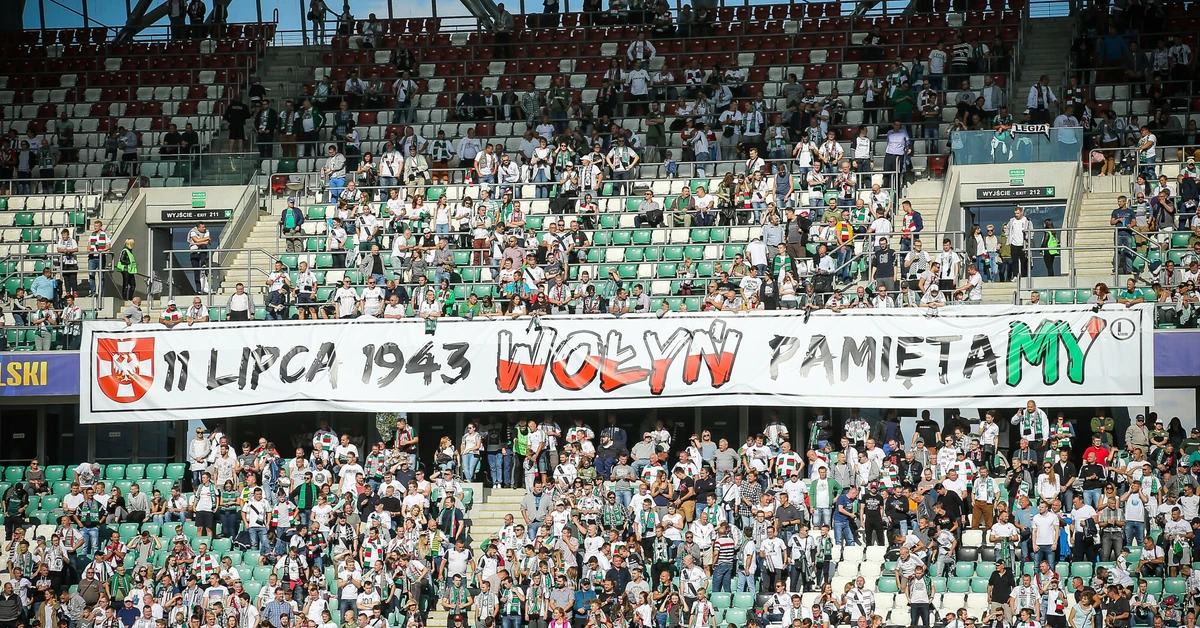 Zamieszanie przed meczem Szachtar - Legia. Ukraińcy nie pozwolili wnieść flagi "Wołyń Pamiętamy"