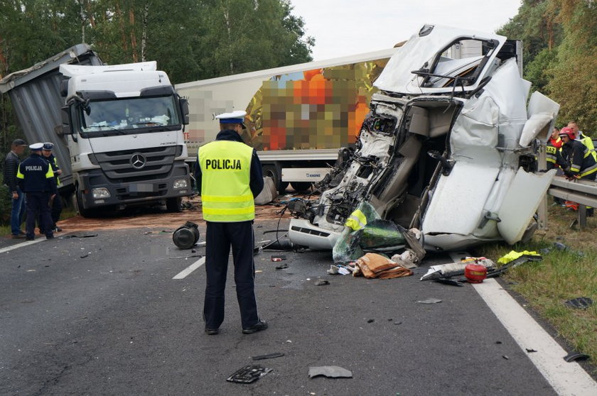 Kobiór. Zderzenie ciężarówek na DK-1 