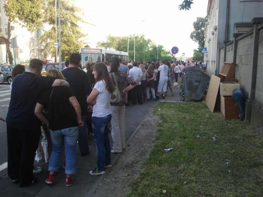 Redovi ispred Dvorskog kompleksa