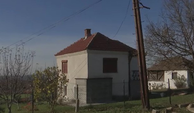 Kuća u Obrenovcu u kojoj vozila uleću u dvorište