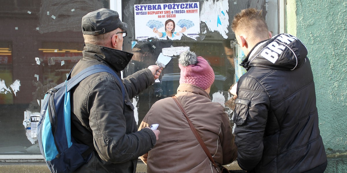 Bezrobotni w ramach prac spolecznie uzytecznych sprzataja miasto z plakatow