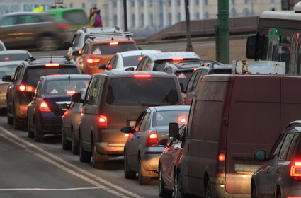 "Samochodoza" przyszłością Polski. Ceny mieszkań wypędzają z miast i robi się problem