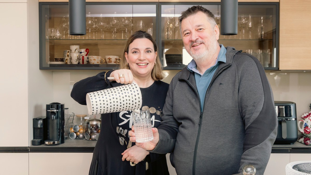 MILICA MILŠA DOBILA ROMANTIČAN POKLON OD SUPRUGA ŽARKA Jedva ga drži u rukama: Oglasila se i ne skida osmeh sa lica Kép