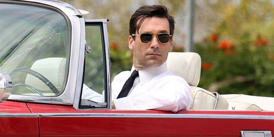 Jon Hamm jak Don Draper w kabriolecie Chrysler Imperial