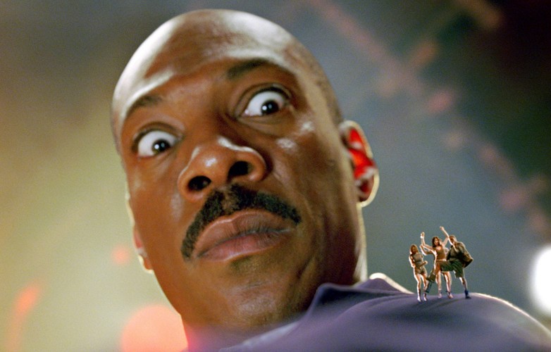 Rób, jak radzi Eddie Murphy. “Dawno temu w jednym ze swoich satyrycznych monologów podczas Saturday Night Live, komik Eddie Murphy żartował z postaci występujących w horrorach. ‘Gdy nagle z toalety zaczyna wypływać krew lub gdy słyszymy jakieś upiorne odgłosy, nie należy łapać za Clorox i czyścić łazienki, ani podążać za głosami i doszukiwać się ich źródła. Wtedy trzeba uciekać z domu!’ – mówił Murphy. Czasem, najlepsze co może zrobić inwestor, to po prostu cierpliwie czekać, zamiast brnąć w każdy kryzys. Nawiedzony dom może być tani, ale i tak nie jest wart swojej ceny” – radzi Dinakar Singh, współzałożyciel i prezes TPG-Axon Capital Management z Nowego Jorku.