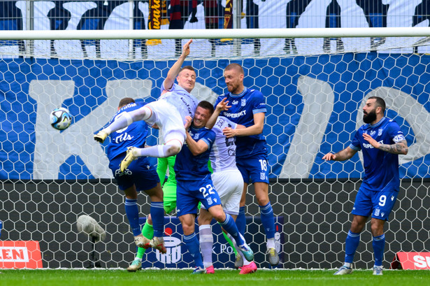 Radosław Murawski (2L), Bartosz Salamon (2P) i Mikael Ishak (P) z Lecha Poznań oraz Fredrik Ulvestad (L) z Pogoni Szczecin, podczas meczu Ekstraklasy