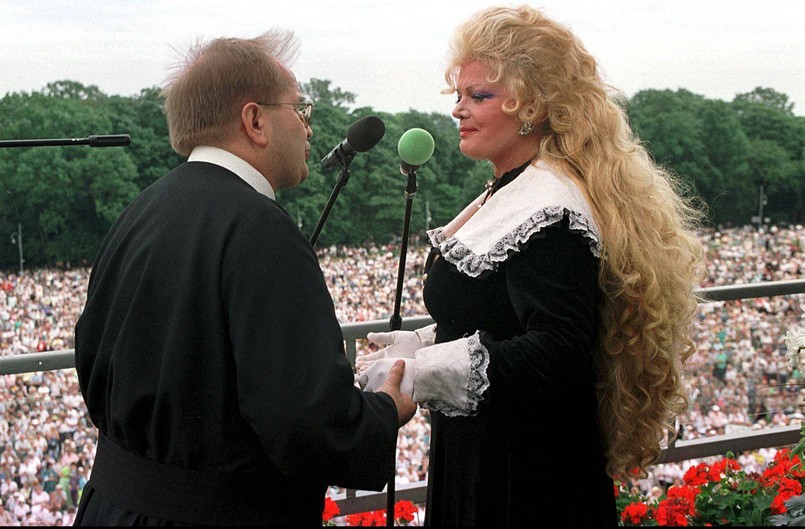 Opasłą biografię ojca Tadeusza Rydzyka napisało dwóch dziennikarzy "Gazety Wyborczej": laureat nagrody Grand Press Piotr Głuchowski oraz Jacek Hołub - prowadzący blog "Głos Rydzyka". Dziennikarzom nie udało się osobiście porozmawiać z o. Rydzykiem. Głuchowski miał okazję spotkać się w cztery oczy z redemptorystą tylko raz w 1991 roku, kiedy to robił jeden z pierwszych - z setki napisanych w swojej karierze - materiałów o Radiu Maryja i ojcu Rydzyku. Udało im się za to dotrzeć do obecnych i byłych współpracowników księdza oraz jego znajomych z dzieciństwa. Autorzy wykonali też tytaniczną pracę analizując setki wydań "Naszego Dziennika" i nagrań Radia Maryja. Mało jest w książce reporterskich obrazków, dziennikarzom nie udało się też dotrzeć do sensacyjnych informacji. Zawiedzie się ten, kto spodziewał się spektakularnych newsów.