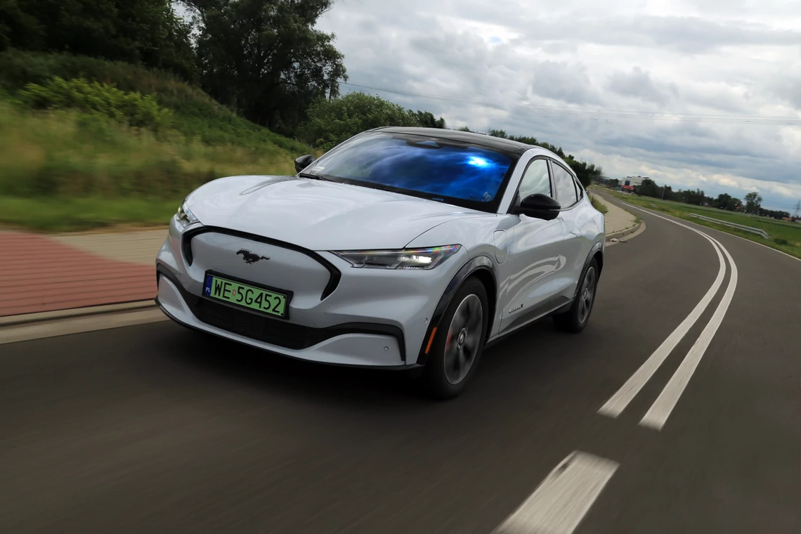 Mustang Mach-E ma dość sztywne zawieszenie, które wraz z bezpośrednim układem kierowniczym mogą spodobać się kierowcom lubiącym dynamiczną jazdę.