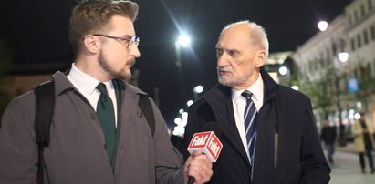 Choć Macierewiczowi grunt pali się pod nogami, wciąż idzie w zaparte. "Faktowi" mówi: Komisja będzie dalej działać!