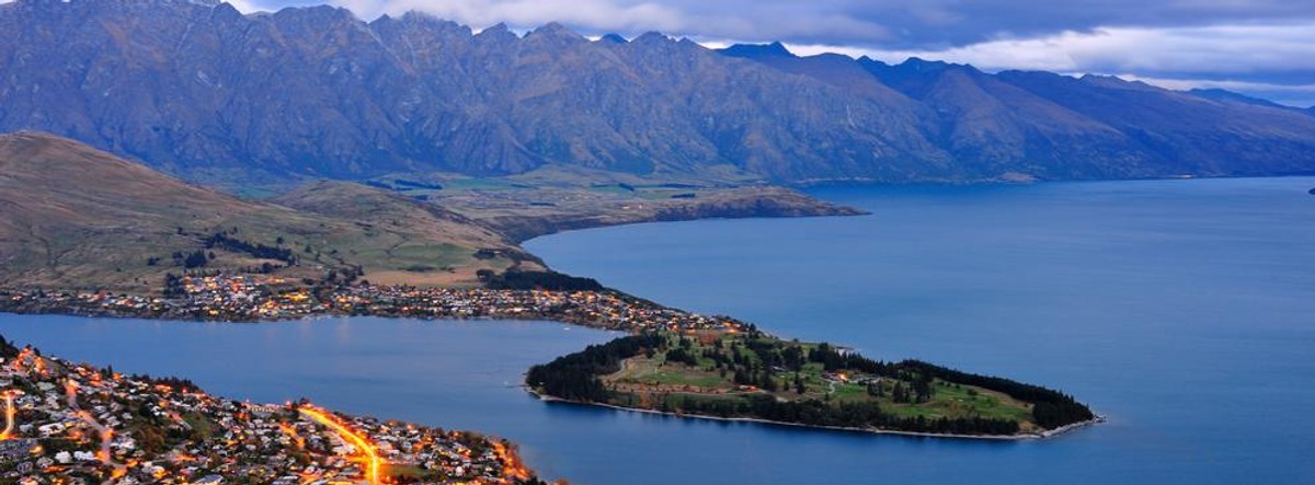 4. miejsce: Queenstown w Nowej Zelandii – turyści zgodnie twierdzą, że to miasto „zapiera dech w piersiach”. Góry, jeziora, winnice – wszystkie te czynniki powodują, że turyści tracą głowę dla Queenstown. Raj dla oczy i podniebienia to już wystarczający argument, żeby być wysoko na liście miast, które warto zobaczyć. Ale w przypadku Queenstown nie można zapominać o cudownej gościnności mieszkańców z której miasto jest znane na całym świecie.