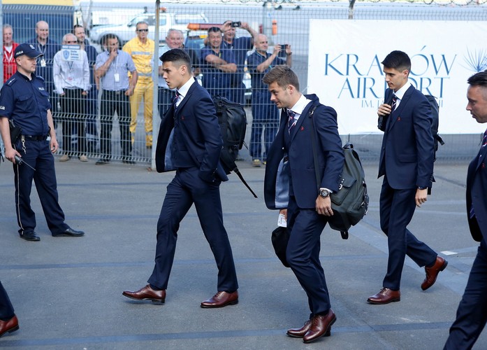 Elegancja Francja. Kadrowicze Nawałki 'pod krawatem' polecieli na ME