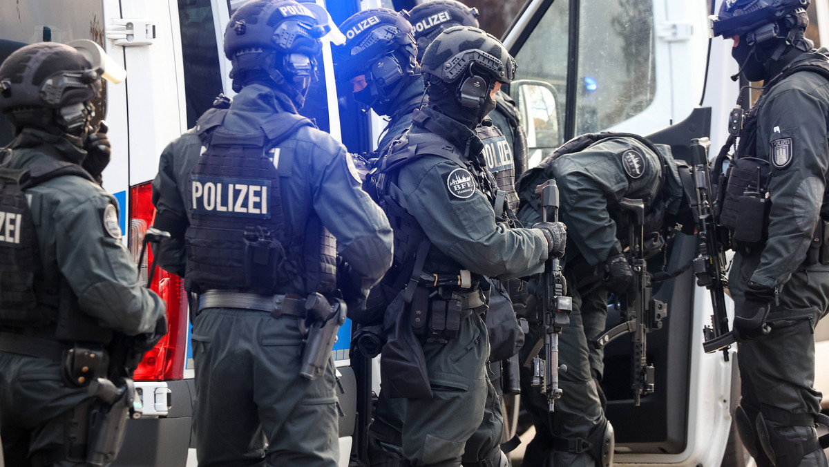 Uzbrojeni napastnicy grozili nauczycielce w Hamburgu. Zabawkową bronią