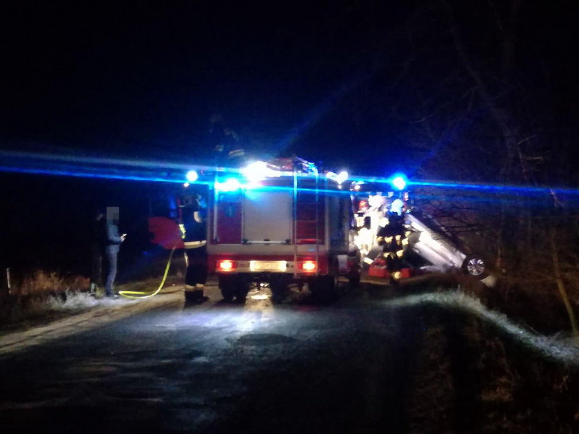 Wypadek pod Rakoniewicami. Auto uderzyło w drzewo. Nie żyją 2 osoby