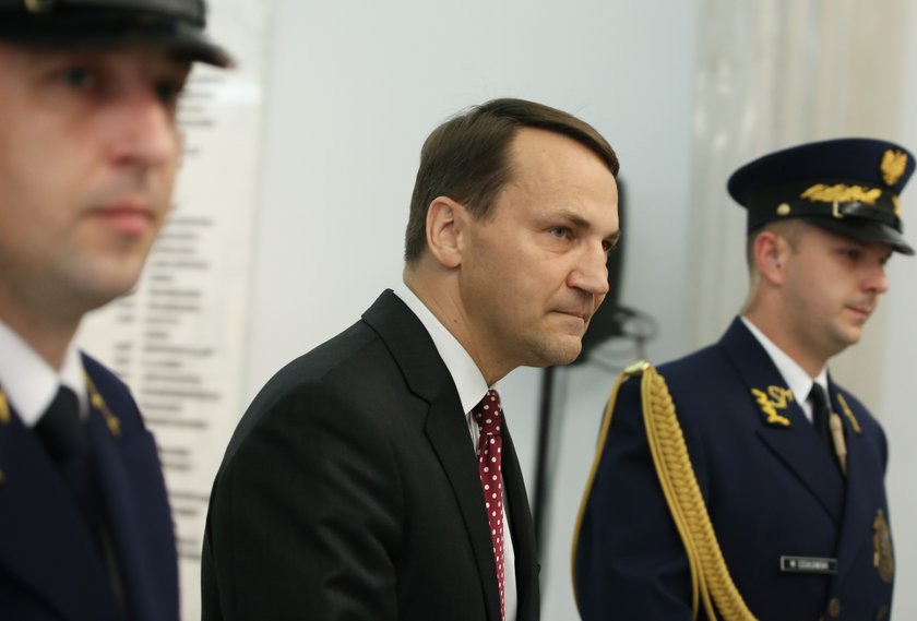 Żenada roku: Sikorski ucieka, a potem przeprasza