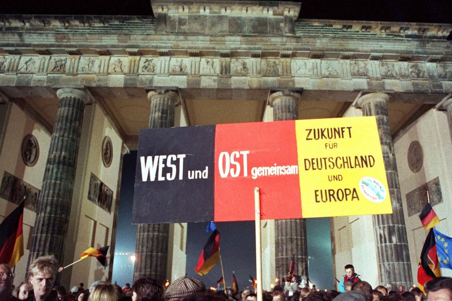 3 października 1990 roku przed Bramą Brandenburską tłumy Niemców świętowały zjednoczenie swego kraju. Na zdjęciu plakat z napisem „zachód i wschód razem – przyszłość Niemiec i Europy”