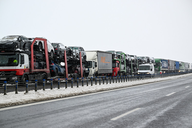 Ciężarówki na drodze krajowej nr 28 w Łapajówce oczekują na przekroczenie polsko-ukraińskiego przejścia granicznego w Medyce, 7 grudnia 2023 r.