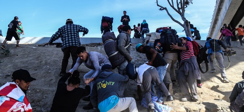 Migranci próbowali wedrzeć się na terytorium USA. "Zostaną deportowani"