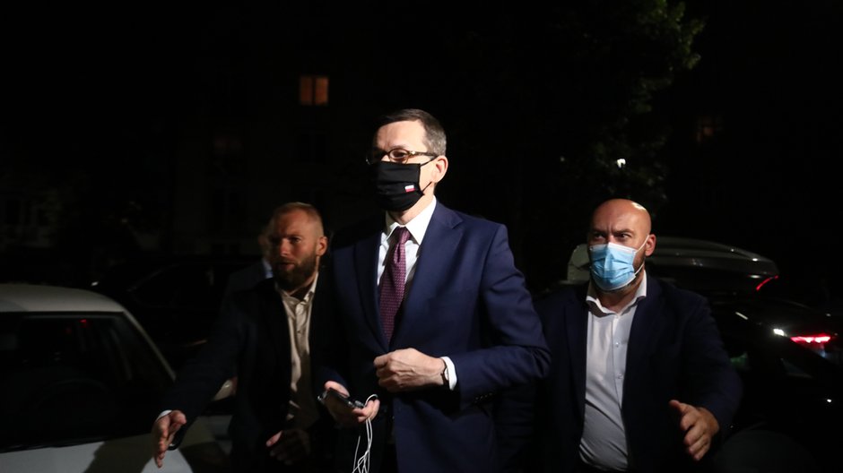 Premier Mateusz Morawiecki w drodze na nocną naradę PiS w Krakowie, 18.09.2020 r.