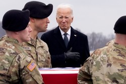 Ciała amerykańskich żołnierzy wróciły z Jordanii do USA. Biden był wyraźnie wzruszony
