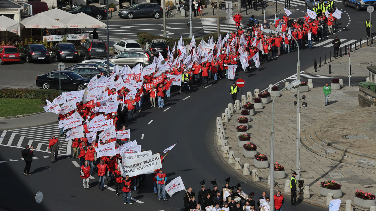 Przed godz. 16 przed kancelarią premiera zakończyła się demonstracja pielęgniarek. - My tu wrócimy - skandowały pielęgniarki na zakończenie zgromadzenia. Po tym, jak organizatorzy ogłosili koniec manifestacji, pielęgniarki i związkowcy sprawnie rozeszli się. Usunięto też namiot, który stał na jezdni.