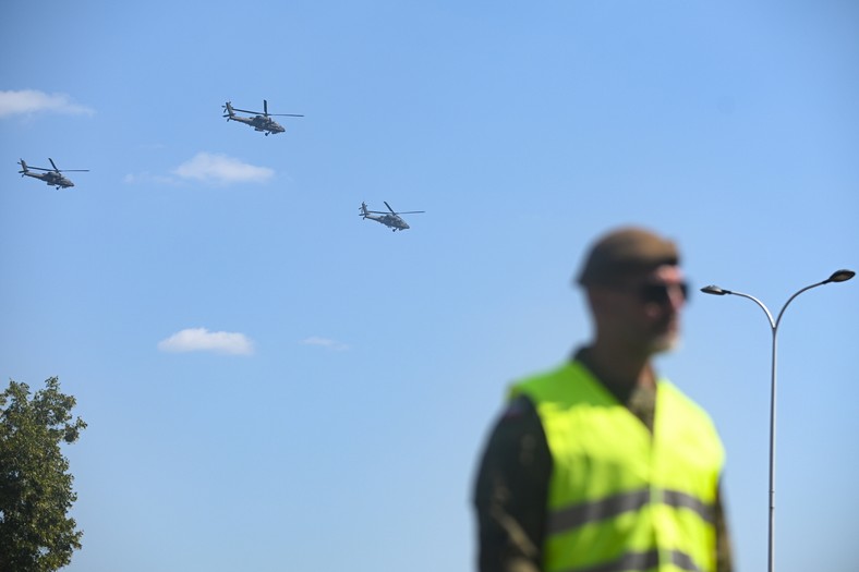 Warszawa, 15.08.2025. Defilada wojskowa na warszawskiej Wisłostradzie, w ramach obchodów Święta Wojska Polskiego, 15 bm. Tegoroczna defilada wojskowa odbywa się pod hasłem „Dziękujemy za Waszą służbę”. (mr) PAP/Marcin Obara