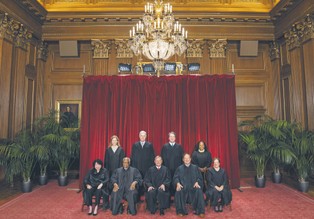 Skandale, kontrowersyjne wyroki. Co się dzieje z amerykańskim Sądem Najwyższym?