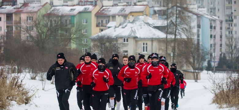 Lotto Ekstraklasa: Piłkarze Cracovii trenowali w... maskach. Tak chronili się przed smogiem
