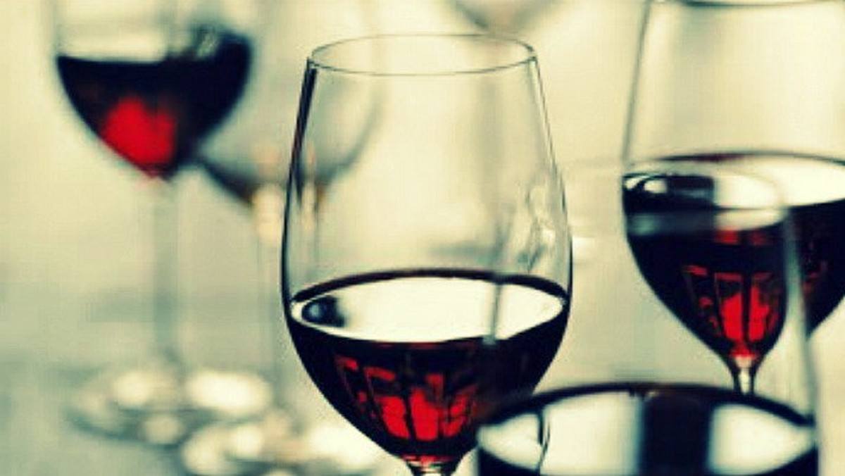 Czerwone wino ma wielu zwolenników. Polacy uwielbiają je popijać wieczorami, do kolacji. W umiarkowanych ilościach ma korzystny wpływ na zdrowie. Ostatnie odkrycia naukowców z Włoch dowodzą, że ma jeszcze jedną zaletę.