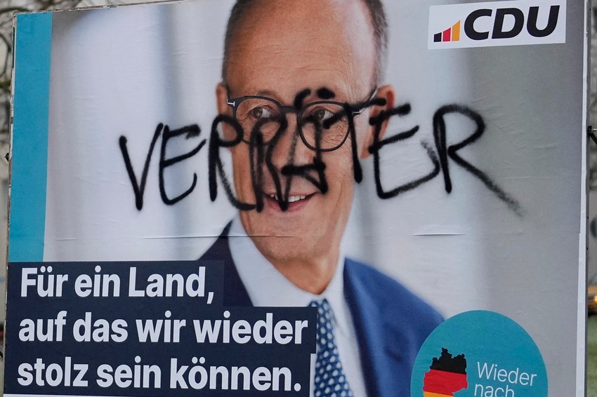 Ispisano "izdajica" preko plakata sa likom Fridriha Merca u Halberštadu u Nemačkoj 1. februara