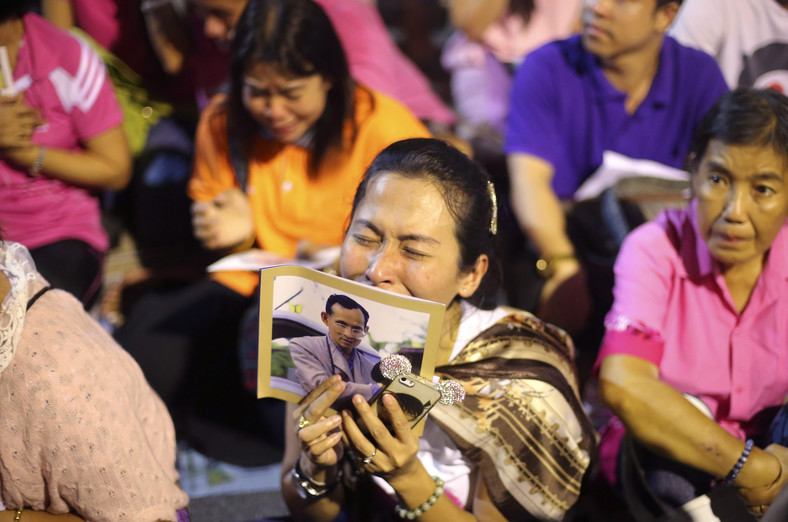Poddani rozpaczają po śmierci króla Tajlandii