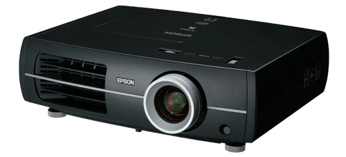 Epson EH-TW5500 to projektor do kina domowego o bardzo dobrych parametrach. Niestety, aby wyświetlać z niego mecze i filmy, musimy wydać około 10 000 złotych