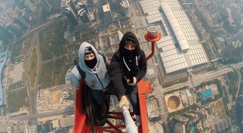 Wspięli się na 660 metrowy wieżowiec i zrobili sobie selfie
