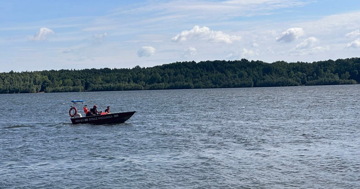 Samochód wyłowiony ze zbiornika na Dolnym Śląsku. Policja bada okoliczności zdarzenia