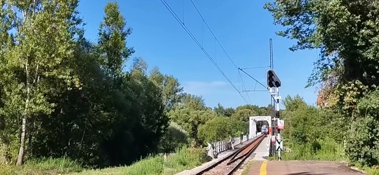 O mały włos, a byłaby tragedia. Dzieci w popłochu uciekały przed pociągiem [WIDEO]