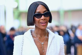 Naomi Kembel SA DECOM prošetala Parizom i svi gledaju u MALE MODNE IKONE: Imena im i dalje ne znamo, a i očevi su STROGO ČUVANA TAJNA