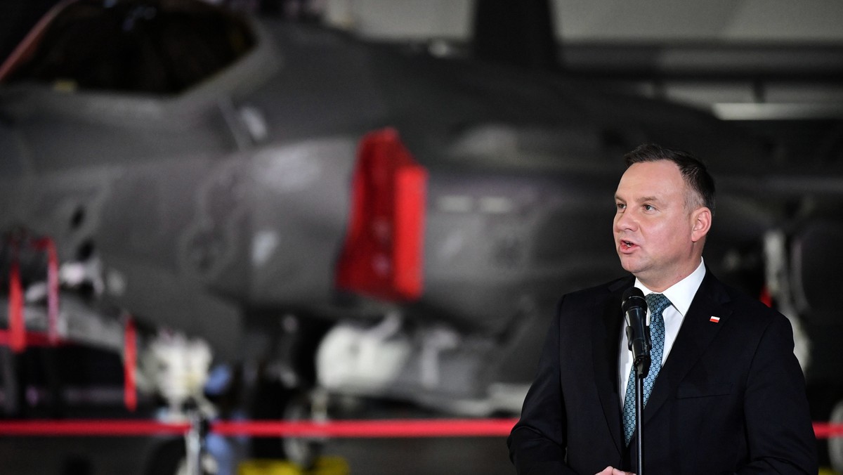 Chociaż zdaniem rządu kupno samolotów F-35 to wielki sukces dla polskiej obronności, nie wszyscy obywatele podzielają tę opinię. Według sondażu przeprowadzonego przez SW Research dla "Rzeczpospolitej", ponad 33 proc. ankietowanych uważa to za niekorzystną transakcję.