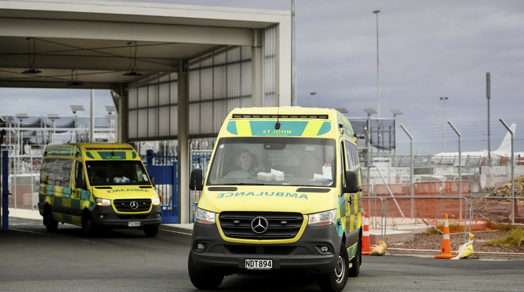 Tíz mentőautó érkezett a helyszínre a műszaki hiba okozta repülő balesethez. / Fotó: Latam-MTI AP New Zealand Herald Dean Purcell