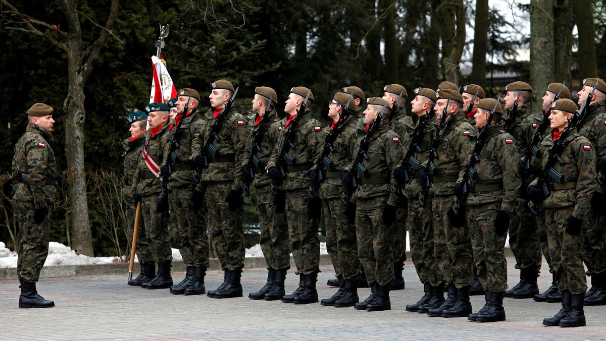 120 żołnierzy Wojsk Obrony Terytorialnej złożyło dziś przysięgę w Sejnach w rejonie przesmyka suwalskiego. Cieszymy się, że kolejny batalion składa przysięgę właśnie w Sejnach, w miejscu gdzie bezpieczeństwo jest szczególnie cenione – mówił wiceszef MSWiA Jarosław Zieliński.