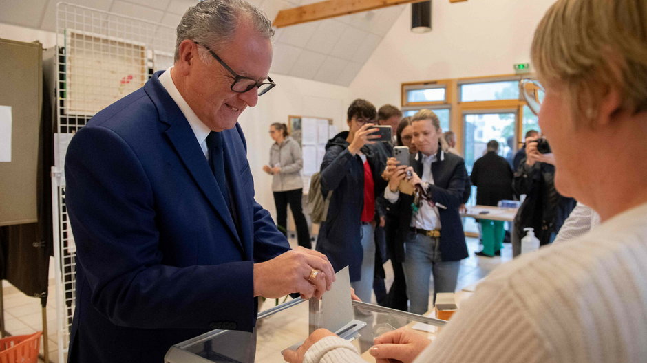 Przewodniczący Zgromadzenia Narodowego Francji Richard Ferrand wrzuca swój głos do urny podczas drugiej tury wyborów parlamentarnych w lokalu wyborczym w Motreff