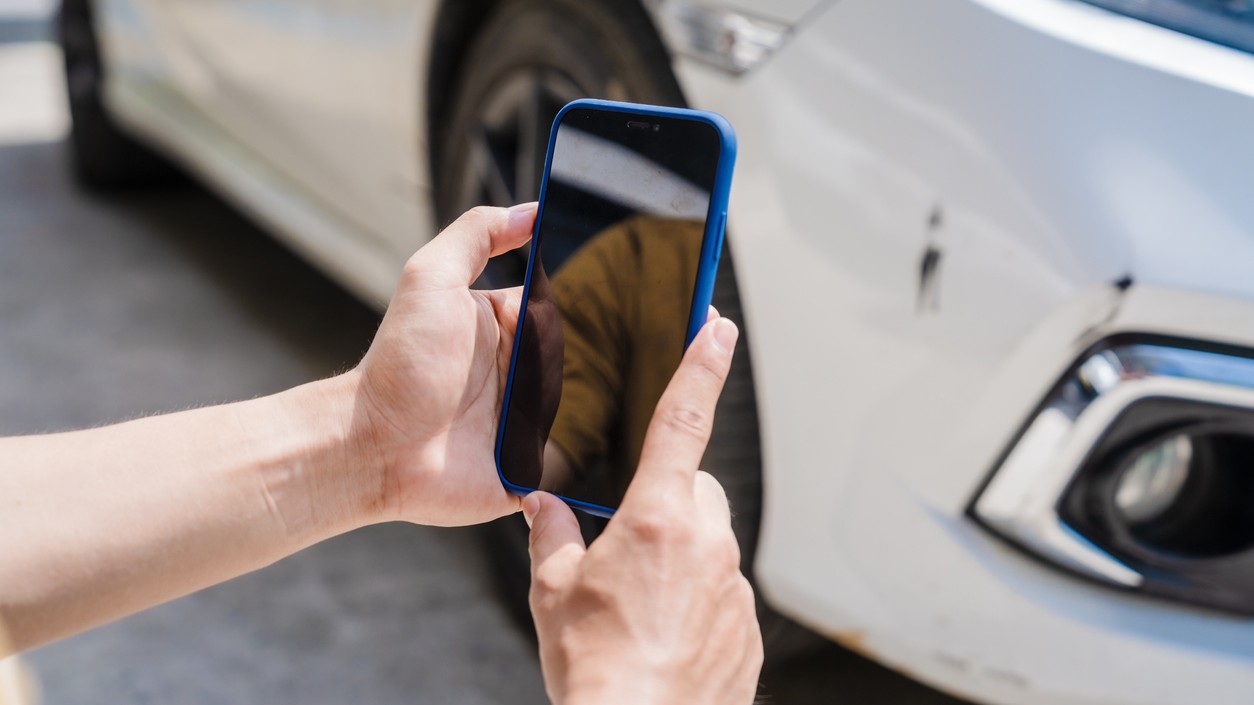 Likvidátor poisťovne fotí poškodené auto – práve v tejto chvíli začína proces, kde amortizácia rozhoduje o tom, koľko skutočne dostaneš. 
