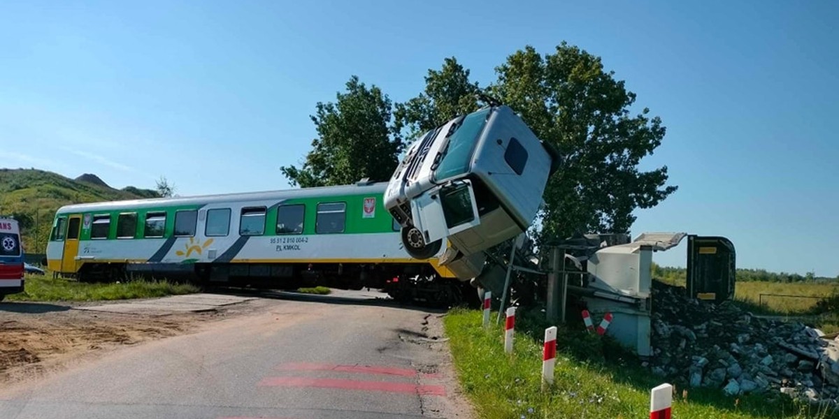 Koszmarny wypadek na przejeździe w Dalanówku.