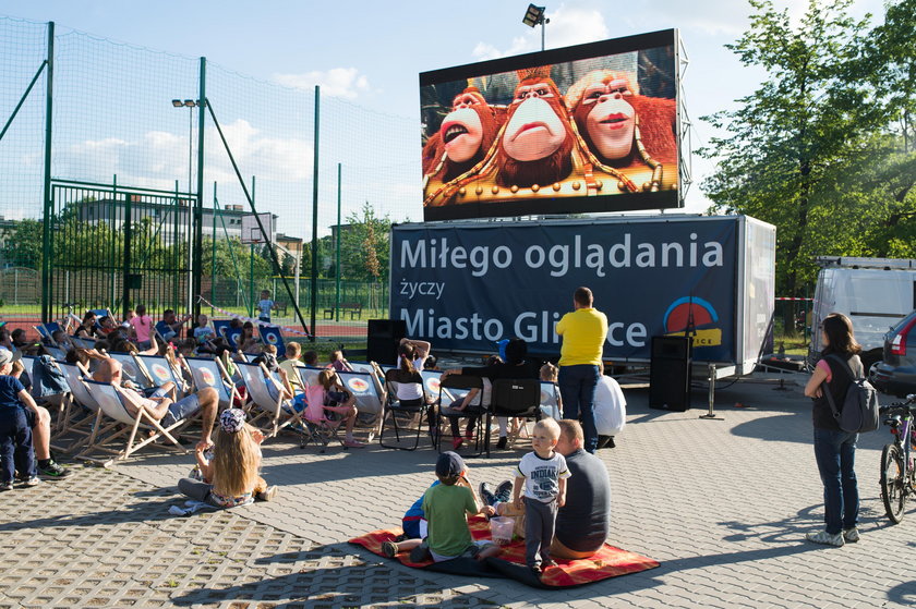 Plenerowe kino na terenie szkoly podstawowej nr 11 w Gliwicach .
