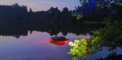 Nocną ciszę przerwał potężny huk. Do jeziora wpadło auto. Dramat w Waplewie