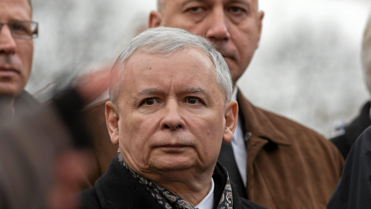 14 świadków ze środowisk rządowo-prokuratorskich koalicji PiS-LPR-Samoobrona powołał warszawski sąd w procesie, jaki Jarosław Kaczyński wytoczył b. wicepremierowi swego rządu Romanowi Giertychowi za słowa, że Kaczyński miał zbierać "haki" na opozycję.