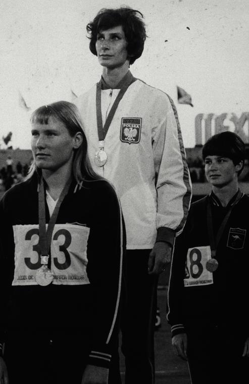 Irena SzewiÅ„ska ze zÅ‚otym medalem olimpijskim (1968 r.) 