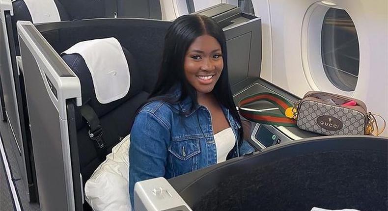 Fella Makafui on the plane